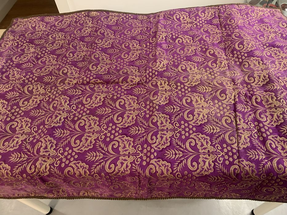 Naperon em brocado rouxo