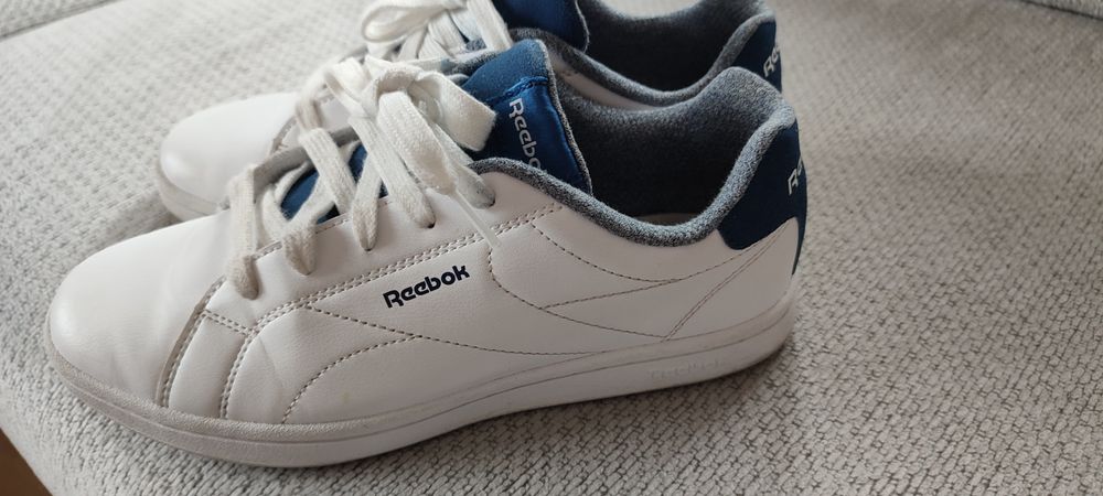 Białe sportowe buty dla chłopca