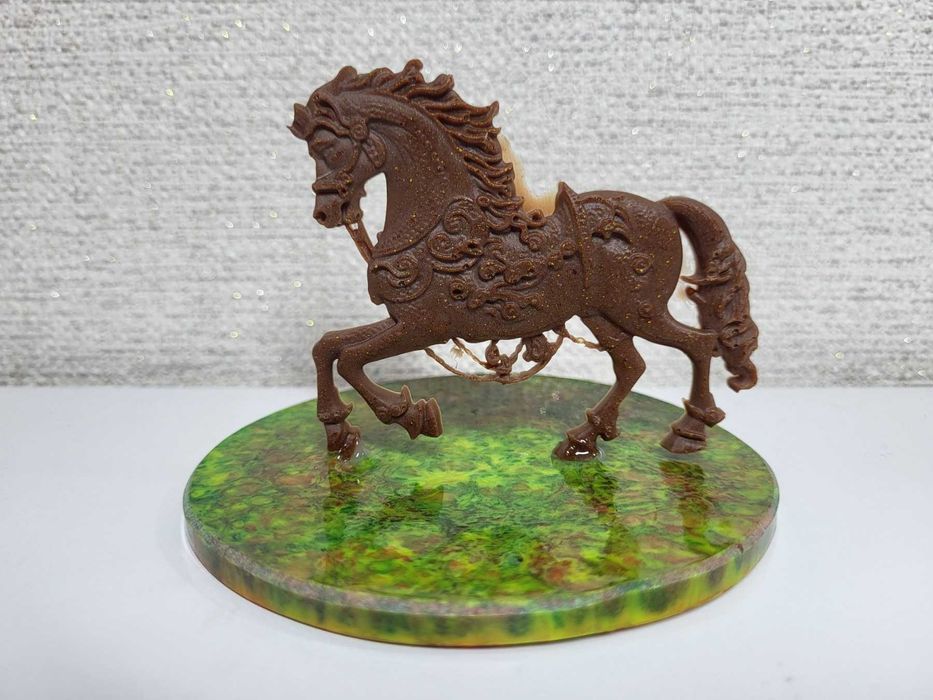 Фигура "Конь "из эпоксидной смолы авторская работа, символ 2026