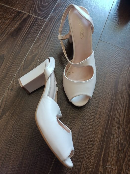 Туфлі, босоніжки