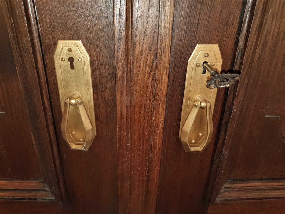 Kredens Dębowy na ślimakach - duży