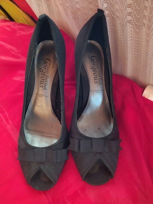 Туфлі, босоніжки