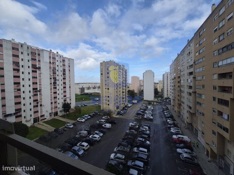 Apartamento T3 situado no Carregado, distinguindo-se pelas áreas ampla — Carregado E Cadafais, Lisboa
