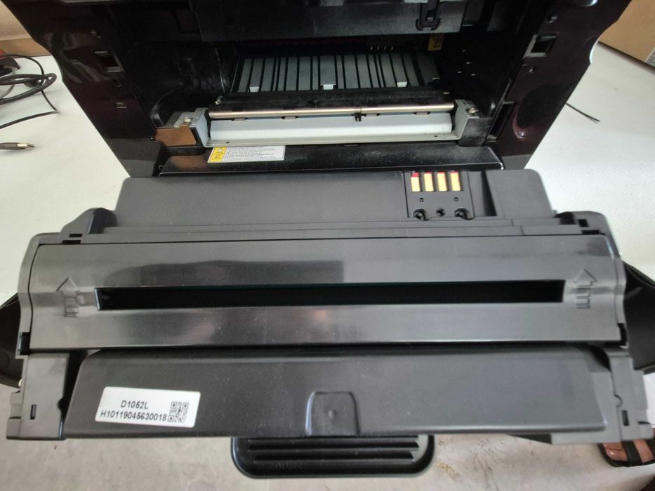 Impressora laser com scanner e cartucho de toner incluído