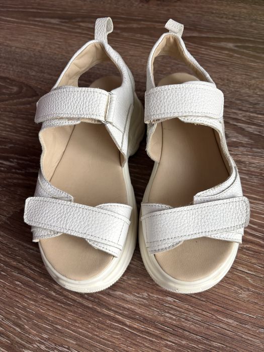 Жіночі шкіряні босоніжки на платформі 37