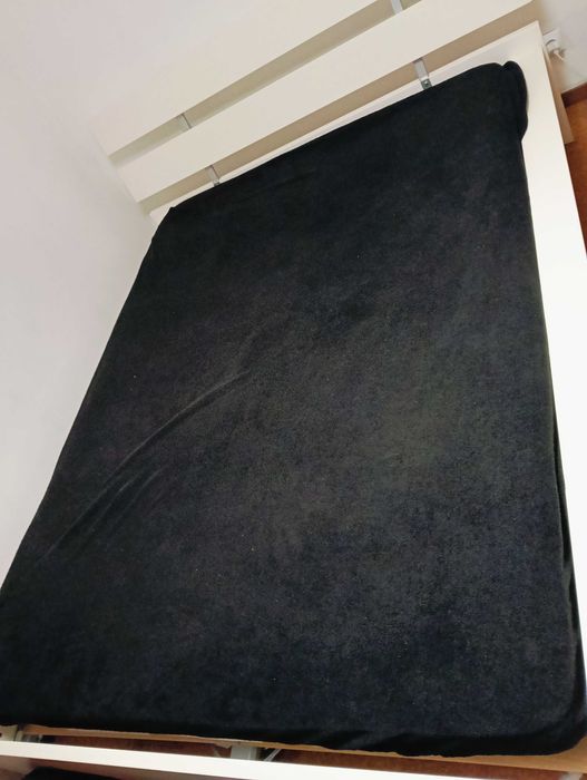 Cama de casal em estado satisfatório