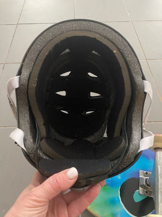 Skate e capacete