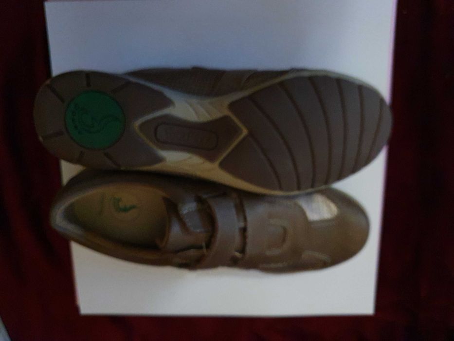 Новые женские кроссовки из натуральной кожи  FOOT FLEXX.