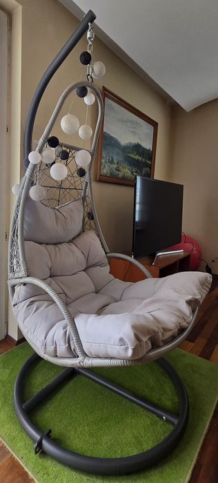 Wiszący fotel wolnostojący z poduszką