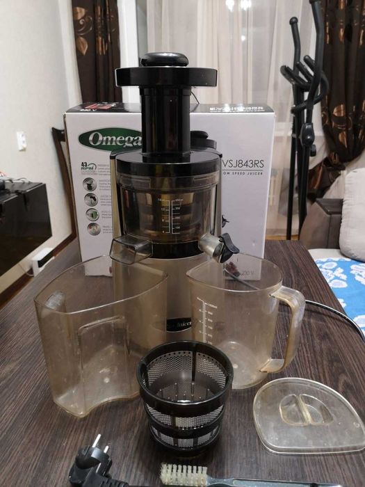 соковыжималка шнековая Omega VSJ843RS