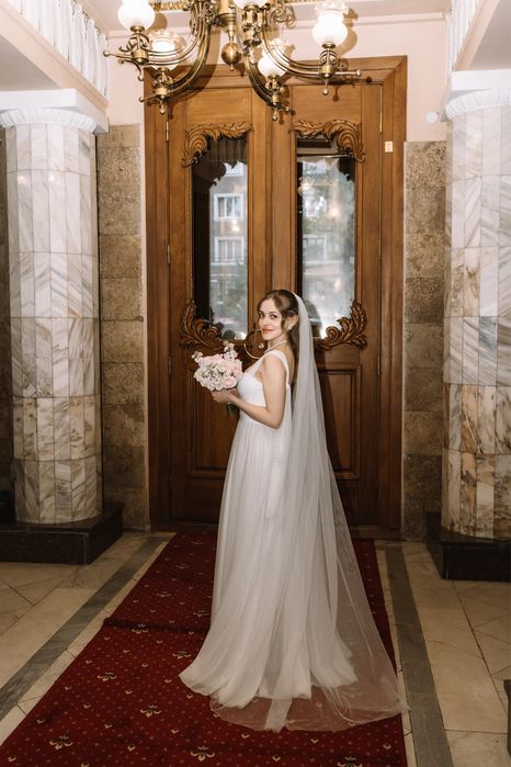 Біла весільна сукня,  повністю вкрита блискітками, дуже гарно переливається на сонці