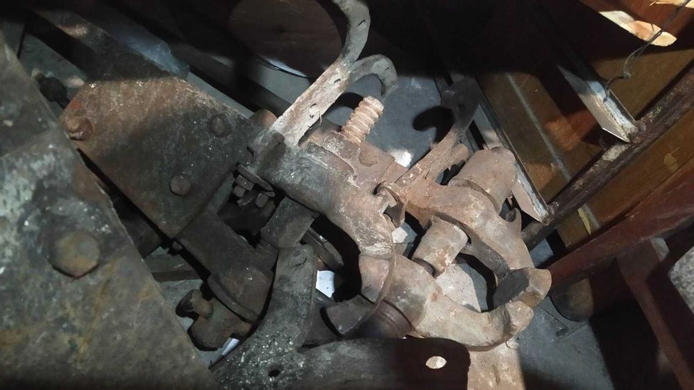 Старовинні лещата тиски ковальські СССР в хорошому стані