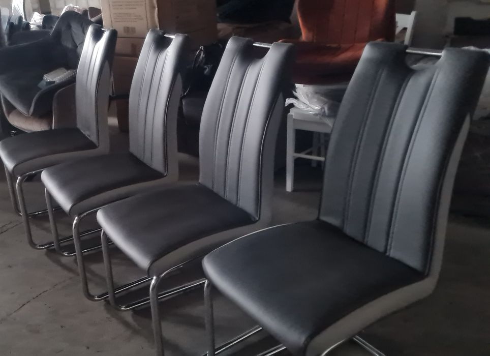 Krzesła szare z ekoskóry na płozach