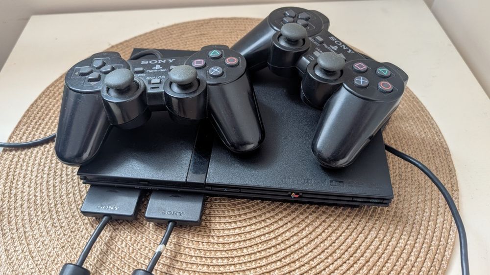 Konsola PlayStation 2 + kable + pady + gra
