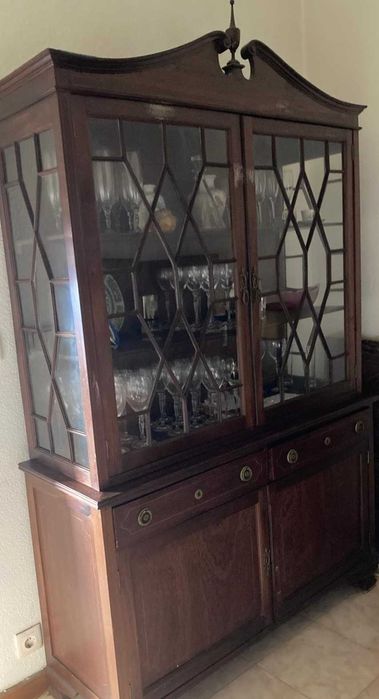 Cristaleira, louceiro elegante