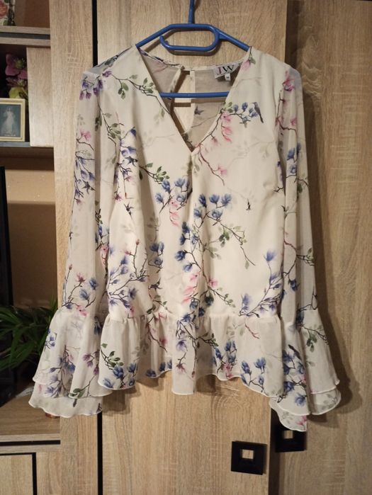 Biała bluzka w kwiaty