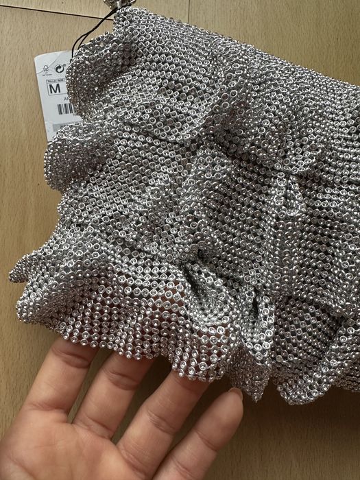 Mala prateada toda em folhos brilhantes