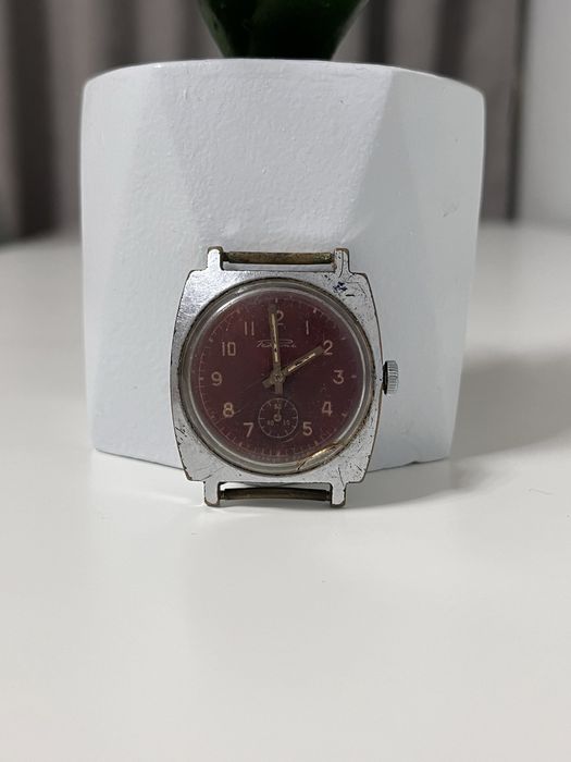 Годинник Ракета червоний циферблат металевий корпус