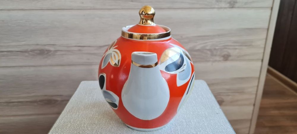 Чайник из набора «Яблоневый сад» фарфор клеймо Полонное, СССР 1980е