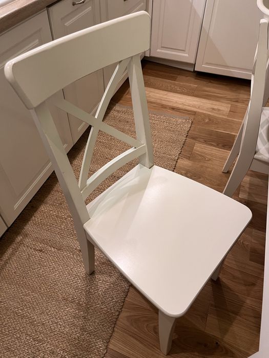 Drewniany stół i 4 krzesła białe IKEA BJURSTA i INGOLF