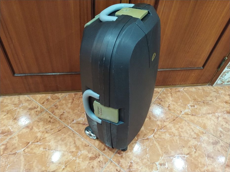 Mala malas de porão até 23 kg ou de cabine 8 a 10 kg. Casa quarto apartamento vivenda carro.