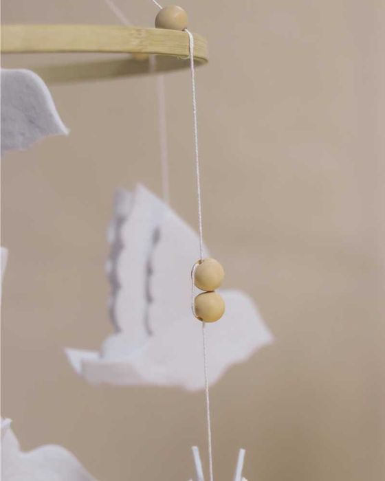Mobile Pombas brancas e contas de madeira - NOVO