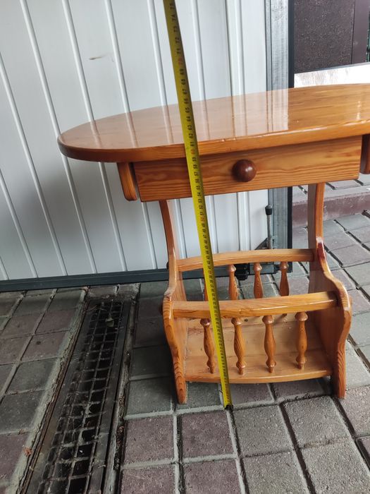 Stolik gazetnik w dobrym stanie