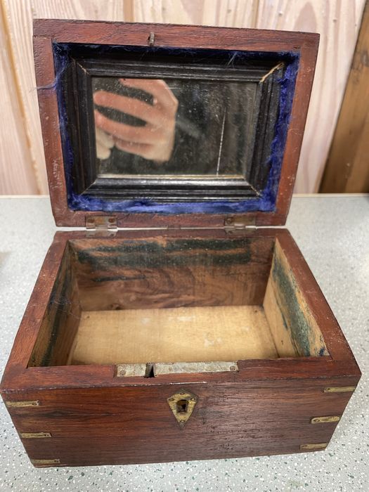 Bardzo stara rzeźbiona szkatułka antyk