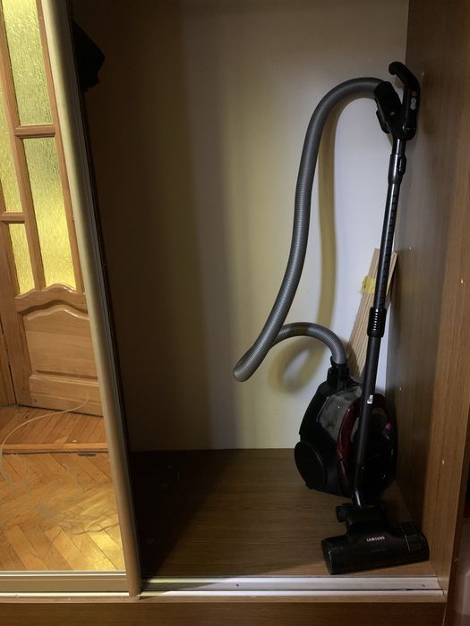 Продається  шафа купе з розсувними дверями .