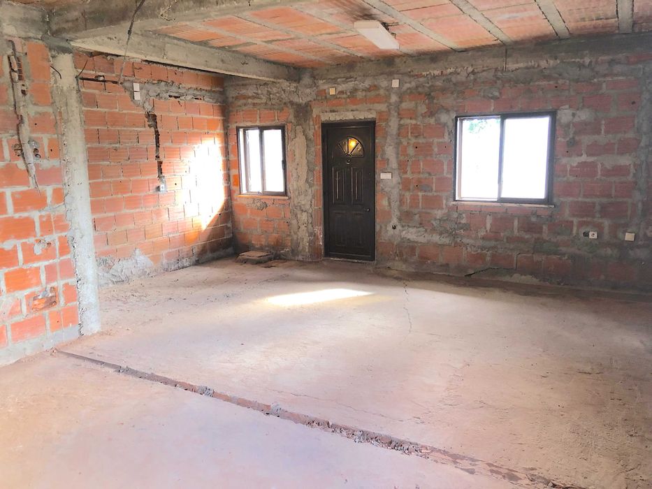 Terreno com 650m² e casa de 160m² para renovar em Azeitao