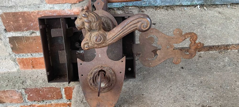 Antyczny zamek do drzwi