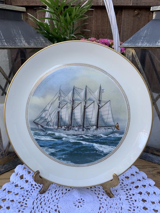 Тарелка фарфоровая декоративная