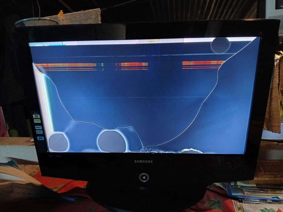 PEÇAS - TV LCD 32" - Samsung LE32R32B -com Ecrã Partido!!!