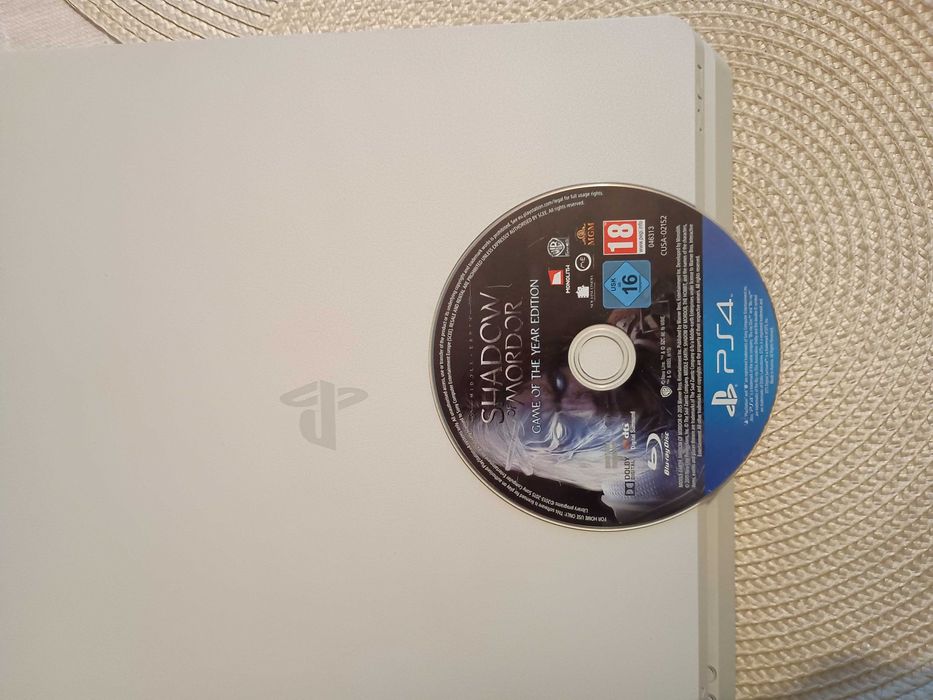PS4 Slim biała 1TB + 2 pady + gra – sprawna