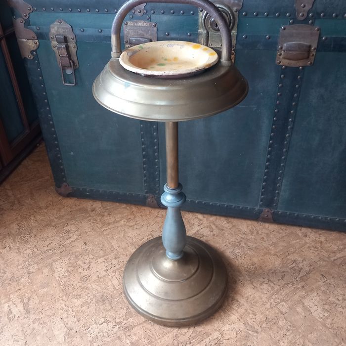 Cinzeiro de pé alto em latão e estanho