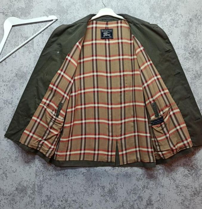 Плащ від бренду Burberry