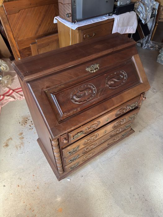 Movel antigo com secretária