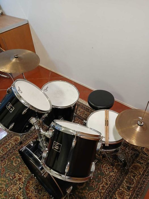 Bateria Fame + 1 par de baquetas