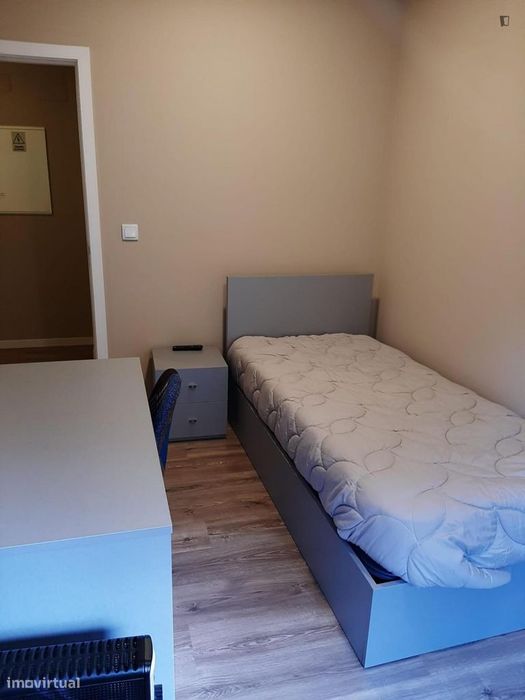 Quarto - localizado em Campanhã Porto