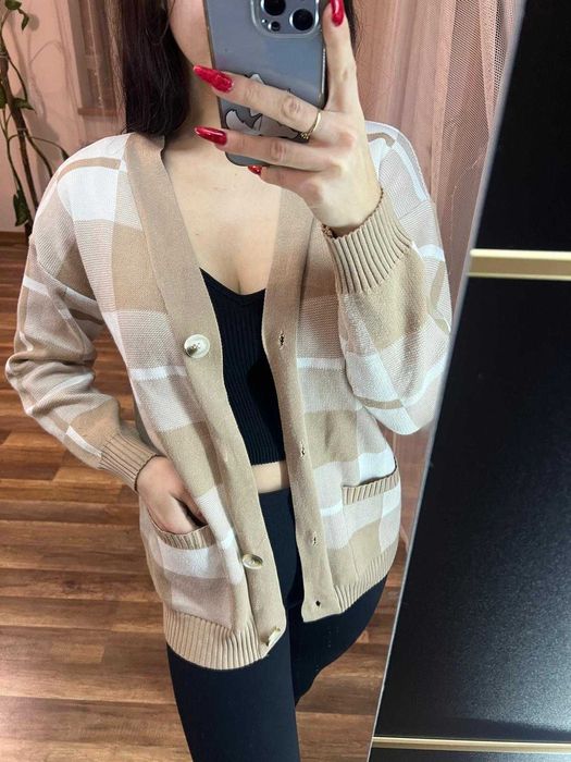 Sweter z wiskozy beżowy biały w kratkę L na guziki zapinany