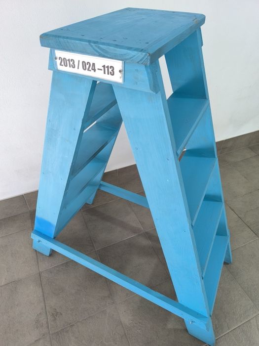 Escadote de Madeira Maciça – Robusto / Uso doméstico 4 Degraus