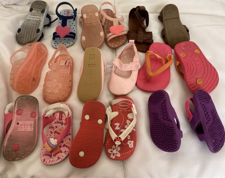 Sandalias calcado menina Havaianas, Ipanema Crocs, Zara 20, 21
