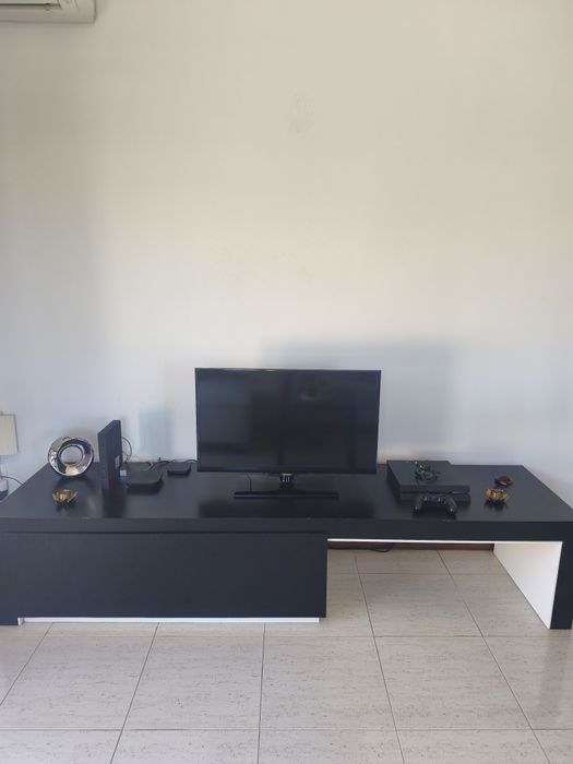 Móvel de TV preto e branco