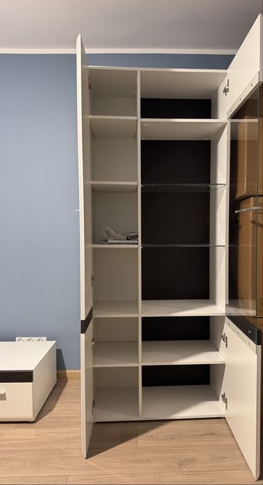 Biała witrynka (witryna, regał)