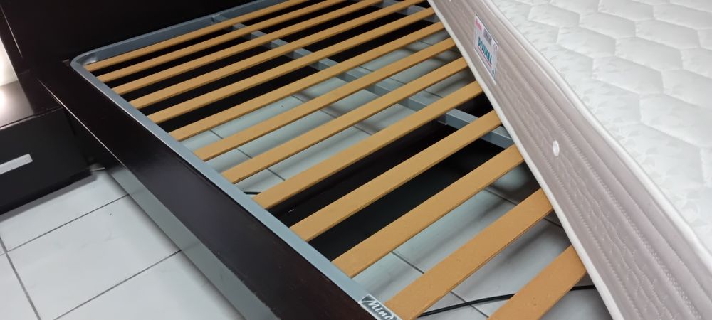 Cama de casal+Mesinhas cabeceira+colchão novo