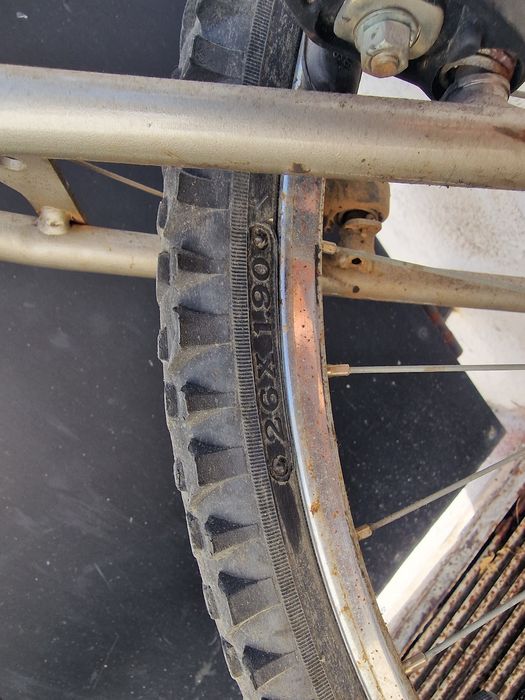 Duas bicicletas e dois suportes