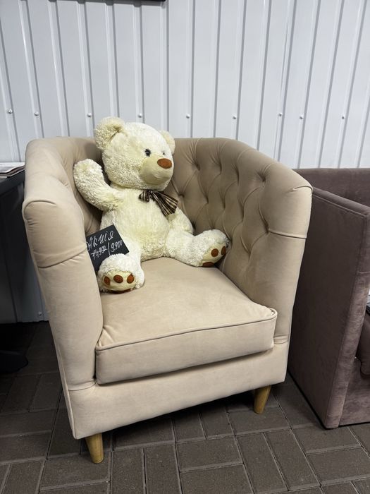 Нові крісла ручної роботи , колір тканини -беж