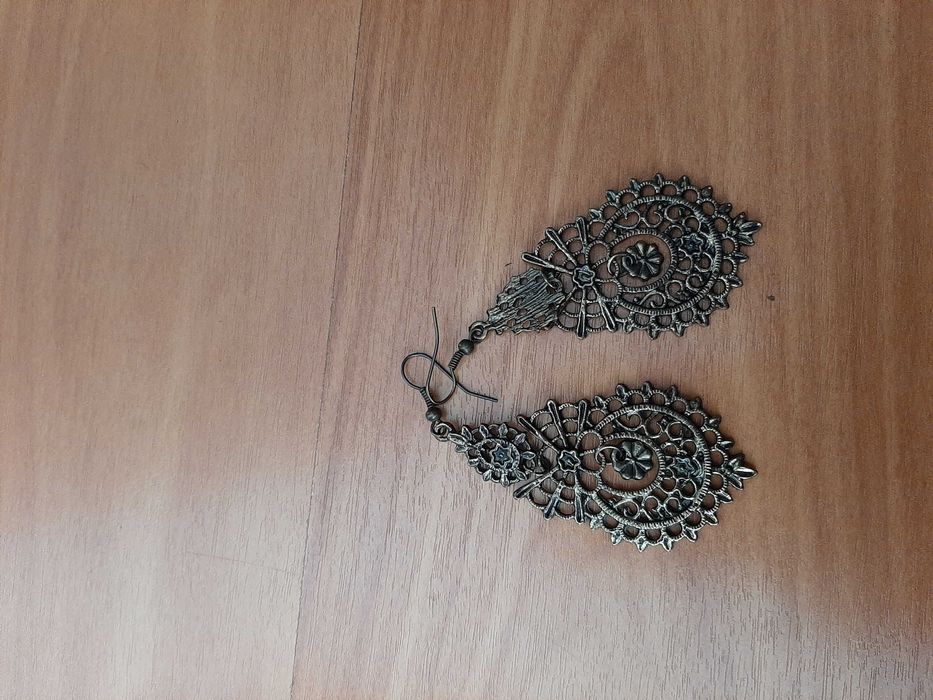 Várias peças de bijuteria