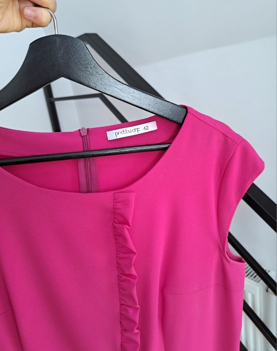 Bluzka z ozdobną falbanką Pretty One 42 XL fuksja
