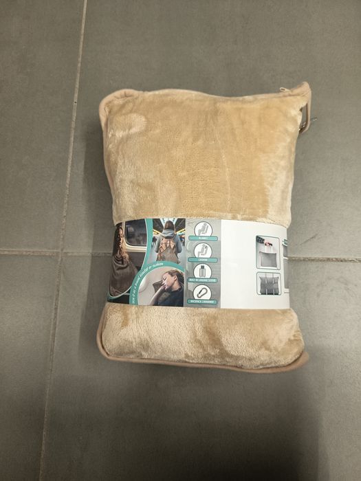 Nowy brązowy koc podróżny i poduszka 2w1